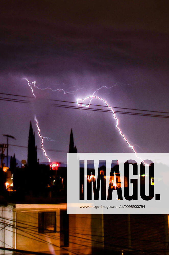 April 02, 2020. Cuautitlan Izcalli, stete of Mexico. Lightning night in some parts of the state of Mexico, being on the ninth day of phase 2 by COVID-19 coronavirus in Mexico..PHOTO: OMAR LOPEZ - ZUMAl109 20200402_zap_l109_003