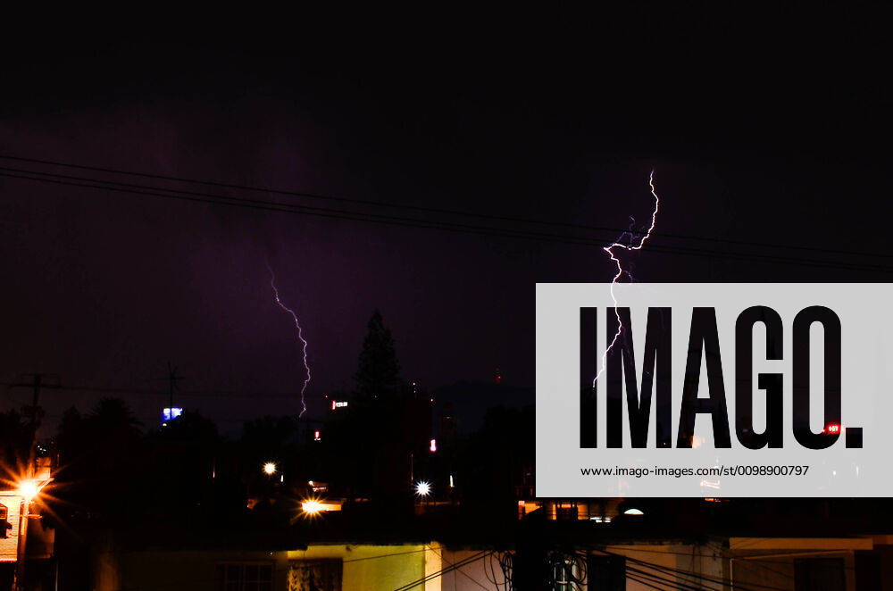 April 02, 2020. Cuautitlan Izcalli, stete of Mexico. Lightning night in some parts of the state of Mexico, being on the ninth day of phase 2 by COVID-19 coronavirus in Mexico..PHOTO: OMAR LOPEZ - ZUMAl109 20200402_zap_l109_005