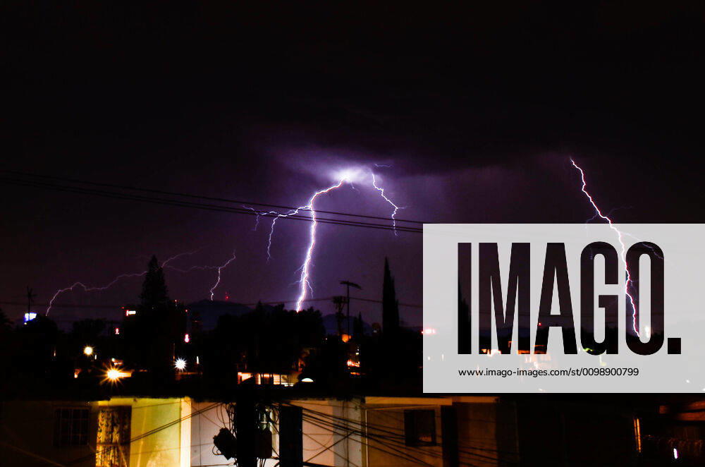 April 02, 2020. Cuautitlan Izcalli, stete of Mexico. Lightning night in some parts of the state of Mexico, being on the ninth day of phase 2 by COVID-19 coronavirus in Mexico..PHOTO: OMAR LOPEZ - ZUMAl109 20200402_zap_l109_007