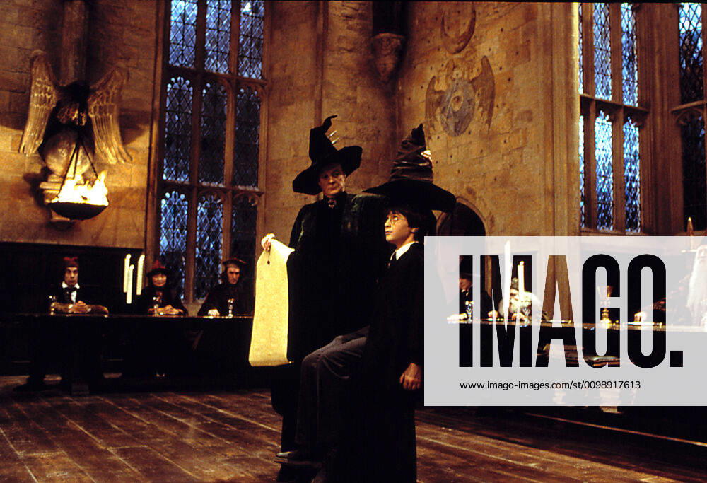HARRY POTTER AND THE SORCERER S STONE, Maggie Smith, Daniel Radcliffe, 2001. Warner Bros Courtesy Everett Collection !ACHTUNG AUFNAHMEDATUM GESCHÃ„TZT! PUBLICATIONXNOTxINxCANxCHNxFRAxITAxJPNxNORxPOLxRUSxESPxUKxUSA