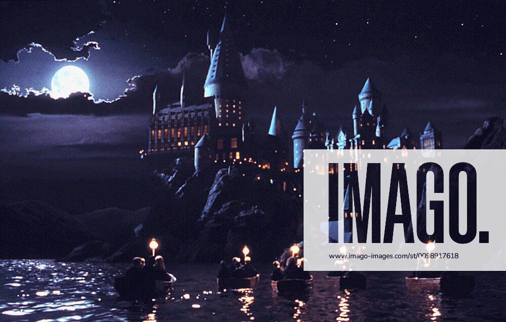 HARRY POTTER AND THE SORCERER S STONE, first year students sail to Hogwarts, 2001 Warner Bros Courtesy Everett Collection !ACHTUNG AUFNAHMEDATUM GESCHÄTZT! PUBLICATIONXNOTxINxCANxCHNxFRAxITAxJPNxNORxPOLxRUSxESPxUKxUSA