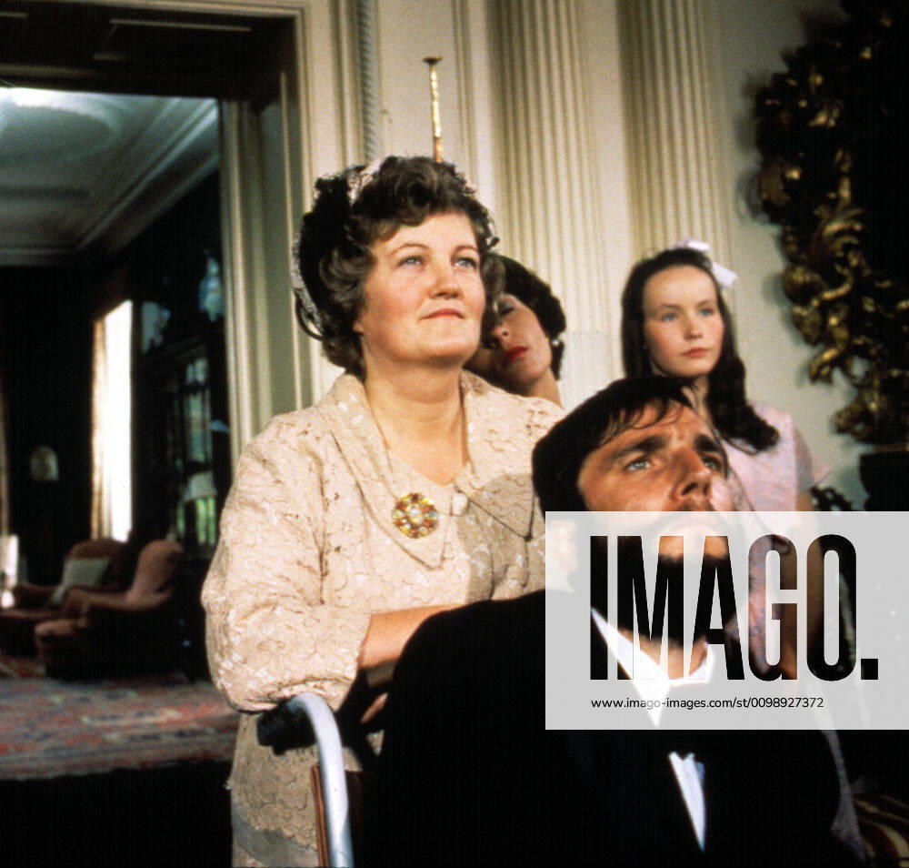 MY LEFT FOOT, Brenda Fricker, Daniel Day-Lewis, 1989. (c) Miramax Courtesy: Everett Collection. Miramax Courtesy Everett Collection !ACHTUNG AUFNAHMEDATUM GESCHÄTZT! PUBLICATIONXNOTxINxCANxCHNxFRAxITAxJPNxNORxPOLxRUSxESPxUKxUSA