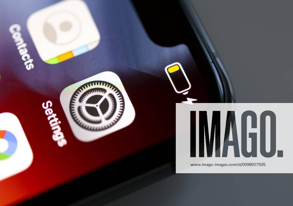 Battery empty, battery indicator, battery, iPhone, iOS, smartphone, display, close-up, detail