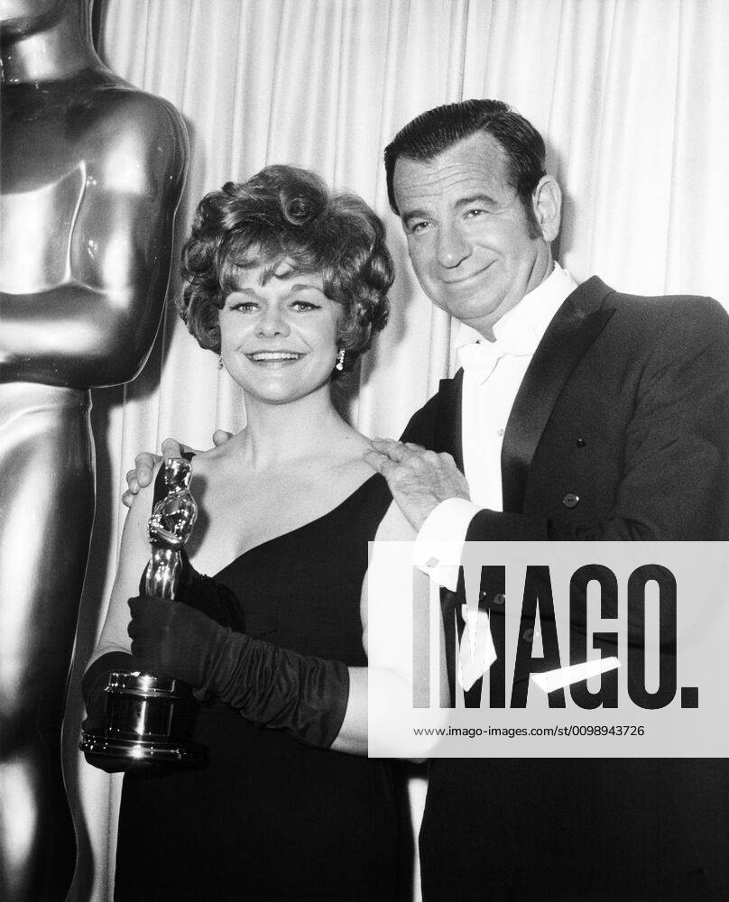 OSCARS: Beste Nebendarstellerin, Preisträgerinnen 1961-1970 Walter Matthau congratulates Estelle Parsons for her Best Supporting Actress Award for her role in BONNIE AND CLYDE, 1968 Courtesy Everett Collection !ACHTUNG AUFNAHMEDATUM GESCHÄTZT! PUBLICATIONXNOTxINxCANxCHNxFRAxITAxJPNxNORxPOLxRUSxESPxUKxUSA