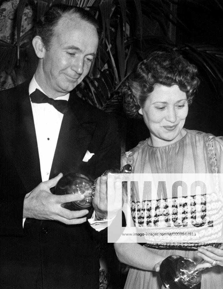 OSCARS. Beste Nebendarstellerin. Preisträgerinnen 1937-1940 OSCARS. Bester Nebendarsteller. Preisträger 1937-1940 1938: WALTER BRENNAN Best Supporting Actor, KENTUCKY and FAY BAINTER Best Supporting Actress, JEZEBEL admire their Oscars, 2 23 39 Courtesy Everett Collection !ACHTUNG AUFNAHMEDATUM GESCHÄTZT! PUBLICATIONXNOTxINxCANxCHNxFRAxITAxJPNxNORxPOLxRUSxESPxUKxUSA