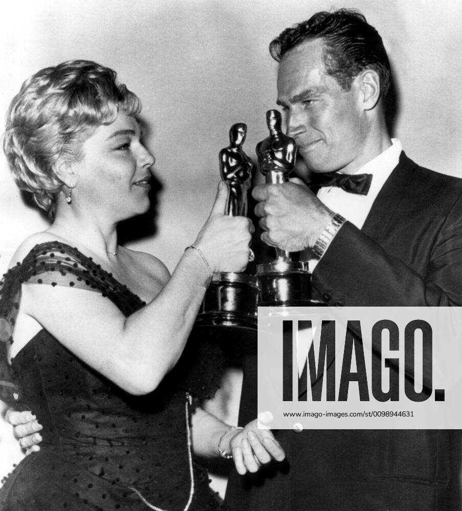 OSCARS. Beste Hauptdarstellerin. Preisträgerinnen 1951-1960 1959: Best Actress SIMONE SIGNORET Room at the Top and Best Actor CHARLTON HESTON Ben-Hur toast each other with their Oscars, 4 4 60 Courtesy Everett Collection !ACHTUNG AUFNAHMEDATUM GESCHÄTZT! PUBLICATIONXNOTxINxCANxCHNxFRAxITAxJPNxNORxPOLxRUSxESPxUKxUSA