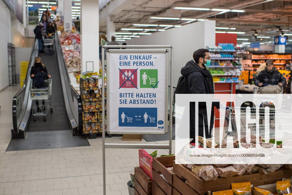 Health Corona Virus Impact Effects of the Corona Crisis In the picture An information poster about the desired behaviour of customers in a supermarket in Berlin 3 4 2020, Berlin