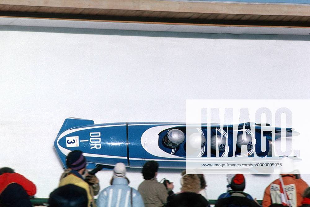 Der Bob DDR I mit Fahrer Wolfgang Hoppe und seinen Anschiebern Dietmar Schauerhammer, Bogdan Musiol und Ingo Voge Bobsport OS Winter Herren Winterspiele 1988, Olympia, Olympiade, Olympische Spiele: Bob, Bobfahren, Vierer, Viererbob Einzelbild Calgary Dynamik,