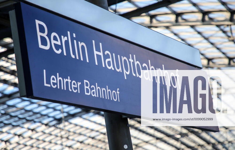 Hauptbahnhof Berlin Berlin, 06 04 2020, Central Station Sign with lettering Berlin Hauptbahnhof Lehrter Bahnhof Berlin Berlin Deutschland Hauptbahnhof