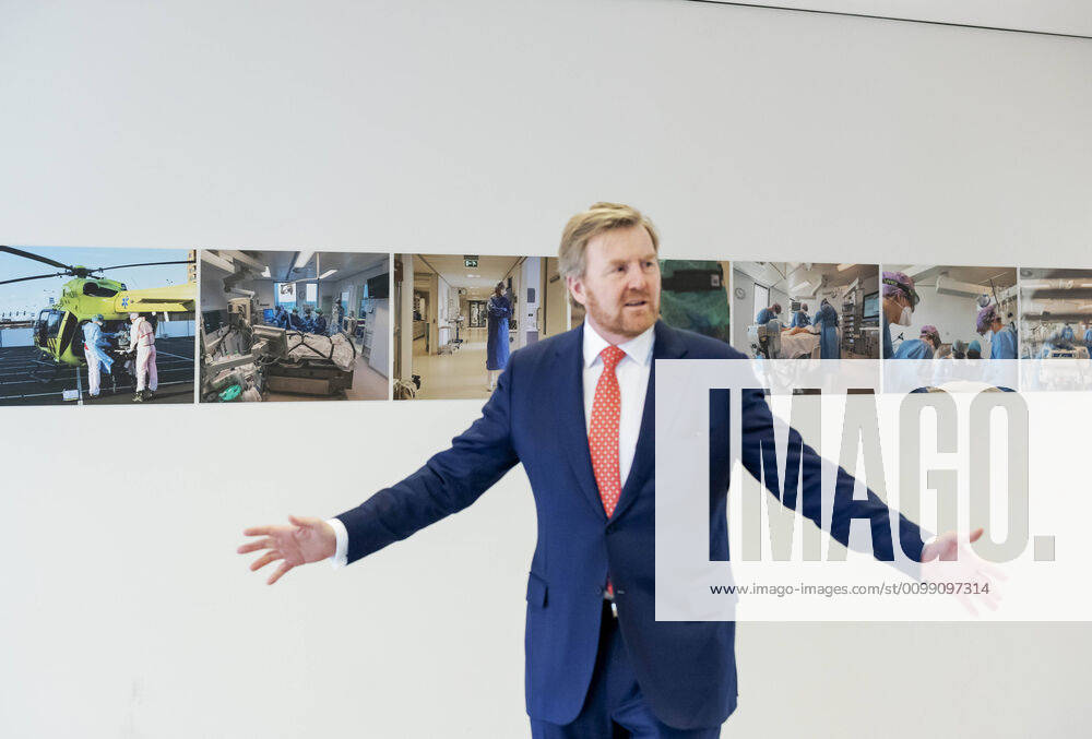Bilder des Jahres 2020, Entertainment 04 April Entertainment Themen der Woche KW15 07-04-2020 Den Bosch King Willem-Alexander visited, in the context of combating the coronavirus (COVID-19), the Jeroen Bosch Hospital (JHA) in Den Bosch. King Willem-Alexander spoke about the current situation in the JHA with Piet-Hein Buiting, chairman of the Executive Board, and the JHA staff.