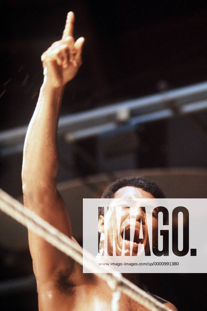 Muhammad Ali (USA) - Siegesjubel Boxen WM Herren WBC & WBA Weltmeisterschaft im Schwergewicht 1974, Boxsport, Profiboxen, Vneg Einzelbild Kinshasa Begeisterung, Freude,