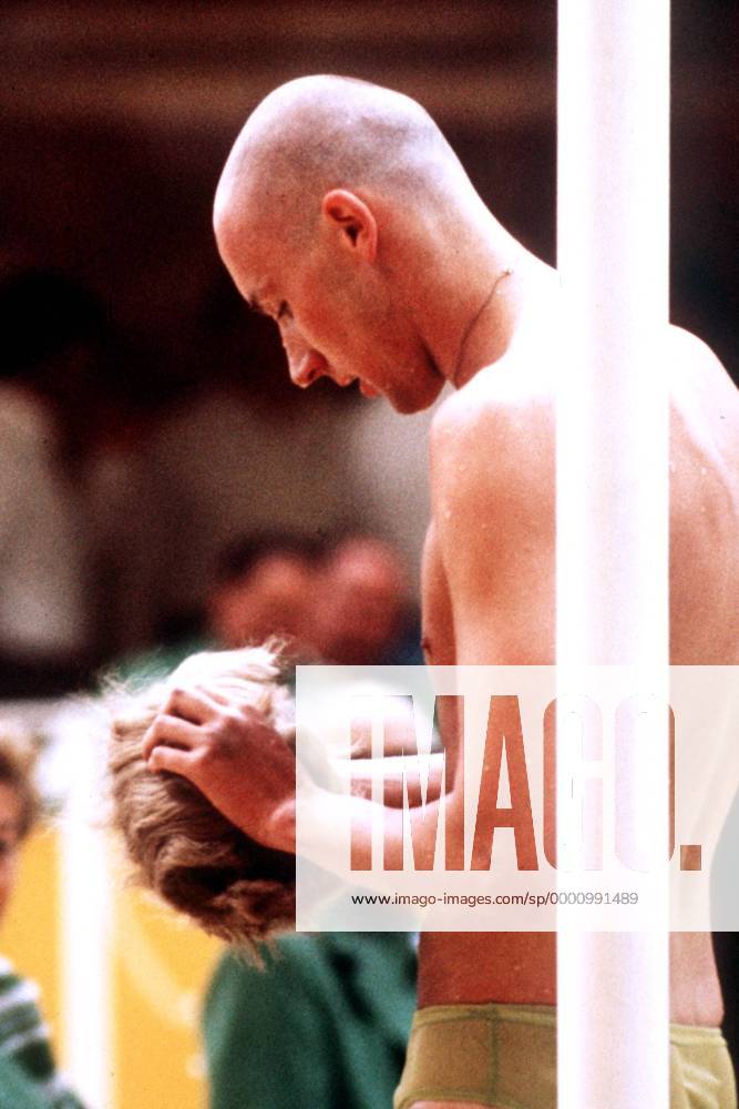 Werner Lampe (BR Deutschland) setzt sich ein Toupet auf Schwimmen OS Sommer Herren Olympische Sommerspiele 1972, Olympia, Olympiade, Spiele, Schwimmsport Einzelbild München