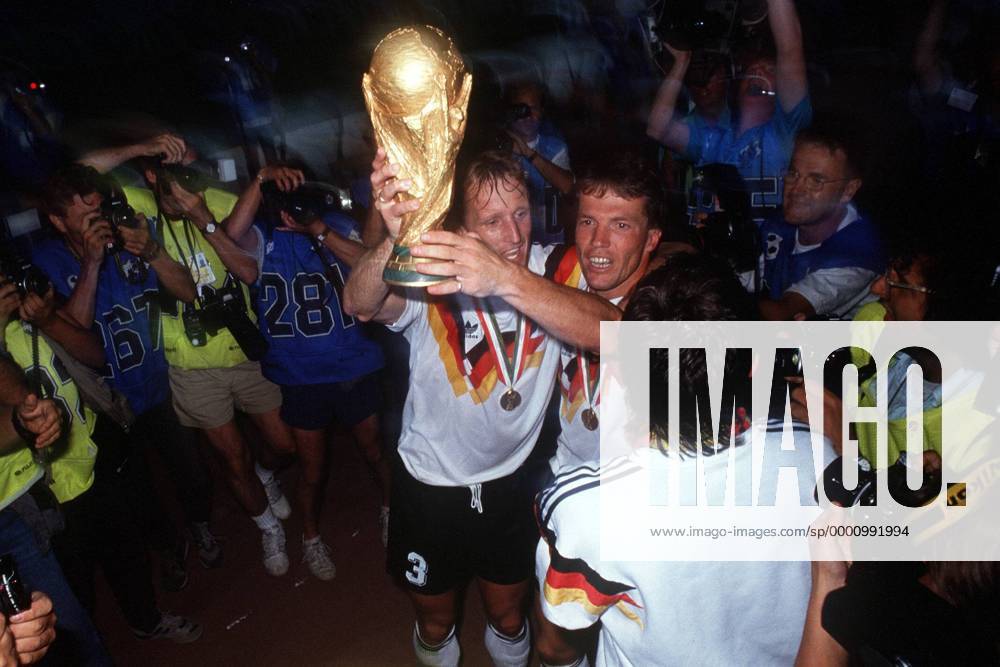Andreas Brehme (li.) und Lothar Matthäus (beide BR Deutschland) recken den FIFA Weltpokal empor Fußball WM Herren Weltmeisterschaft 1990 Länderspiel, Endspiel, Nationalmannschaft, Nationalteam, Nationaltrikot, Gruppe Rom Glück, Begeisterung, Freude,