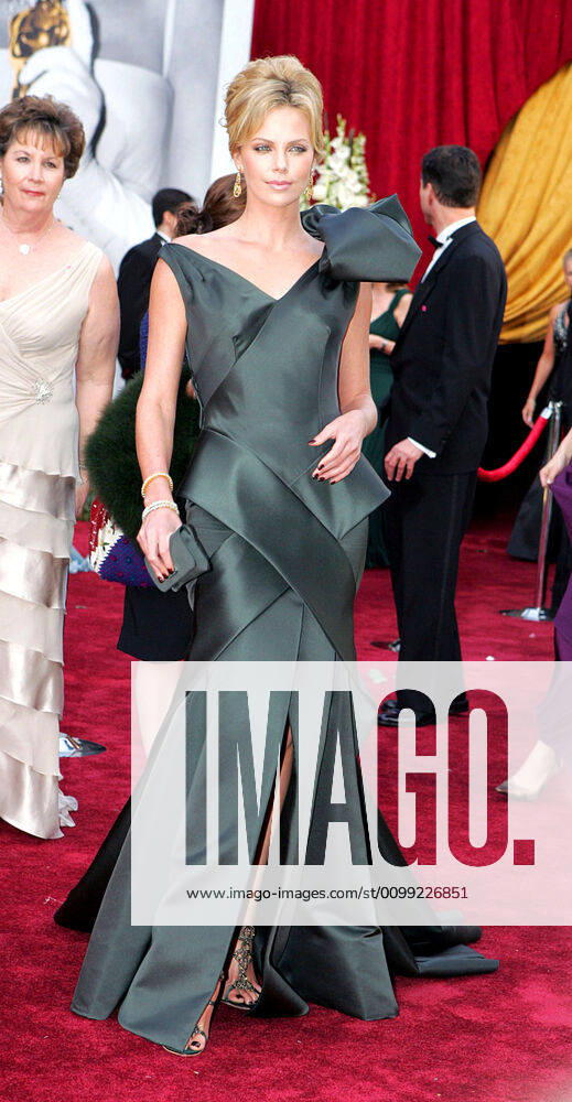 Charlize Theron (wearing Dior Haute Couture by John Galliano) at arrivals for OSCARS 78th Annual Academy Awards, The Kodak Theater, Los Angeles, CA, March 05, 2006. Photo by: Emilio Flores Everett Collection Emilio Flores Everett Collection !ACHTUNG AUFNAHMEDATUM GESCHÄTZT! PUBLICATIONXNOTxINxCANxCHNxFRAxITAxJPNxNORxPOLxRUSxESPxUKxUSA
