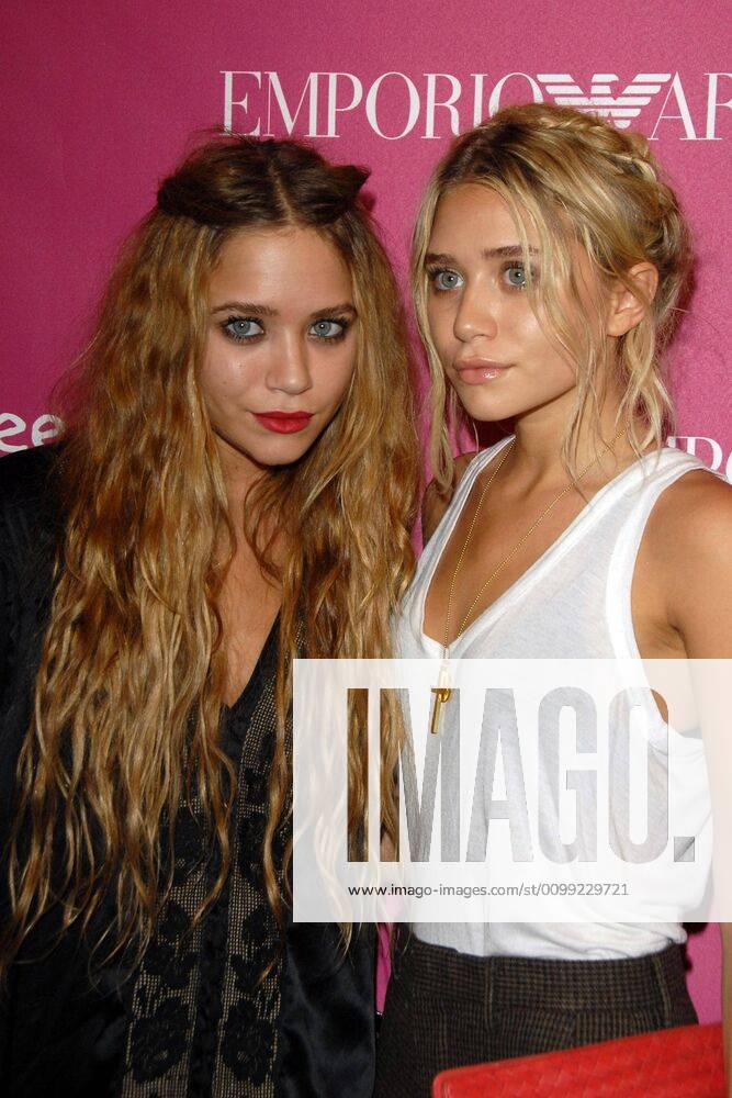 Mary-Kate Olsen, Ashley Olsen at arrivals for The 7th Annual Free Arts NYC Art + Photography Benefit Auction, Phillips de Pury Company Gallery, New York, NY, May 23, 2006. Photo by: George Taylor Everett Collection !ACHTUNG AUFNAHMEDATUM GESCHÄTZT! PUBLICATIONXNOTxINxCANxCHNxFRAxITAxJPNxNORxPOLxRUSxESPxUKxUSA