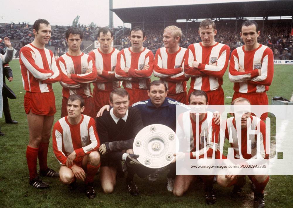 Fußball, FC Bayern München, Deutscher Meister 1969 Deutscher Meister 1969 - Bayern München, hinten v.li.: Franz Beckenbauer, Gerd Müller, Franz Roth, August Starek, Helmut Schmidt, Georg Schwarzenbeck, Rainer Ohlhauser; vorn: Peter Pumm, Sepp Maier, Trainer Branko Zebec, Werner Olk, Dieter Brenninger Fußball 1. BL Herren Saison 1968 1969, FC Bayern München Totale München