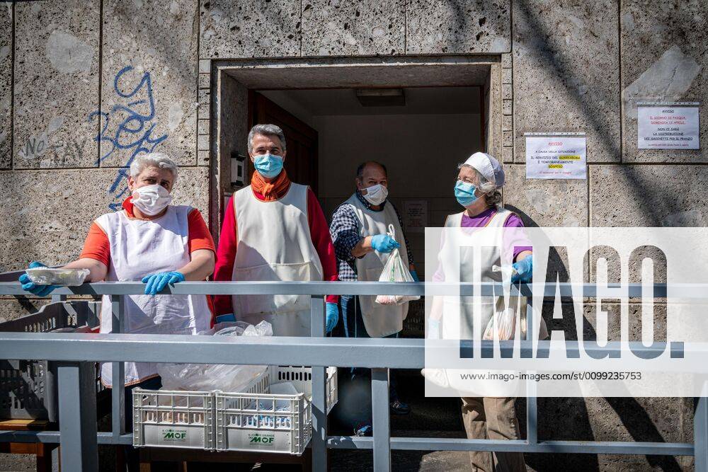 Milan - Daily life in the time of the Coronavirus. Canteen of the poor of the Missionary Sisters of Mary at the Parish of San Luca in via Ponzio (Marco Passaro Fotogramma, Milan - 2020-04-10) p.s. la foto e utilizzabile nel rispetto del contesto in cui e stata scattata, e senza intento diffamatorio del decoro delle persone rappresentate