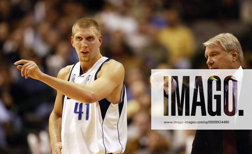 BASKETBALL NBA 2001 2002 31.01.2002 Dallas Mavericks vs. Houston Rockets Dirk Nowitzki (D,li) mit Head Coach Don Nelson
