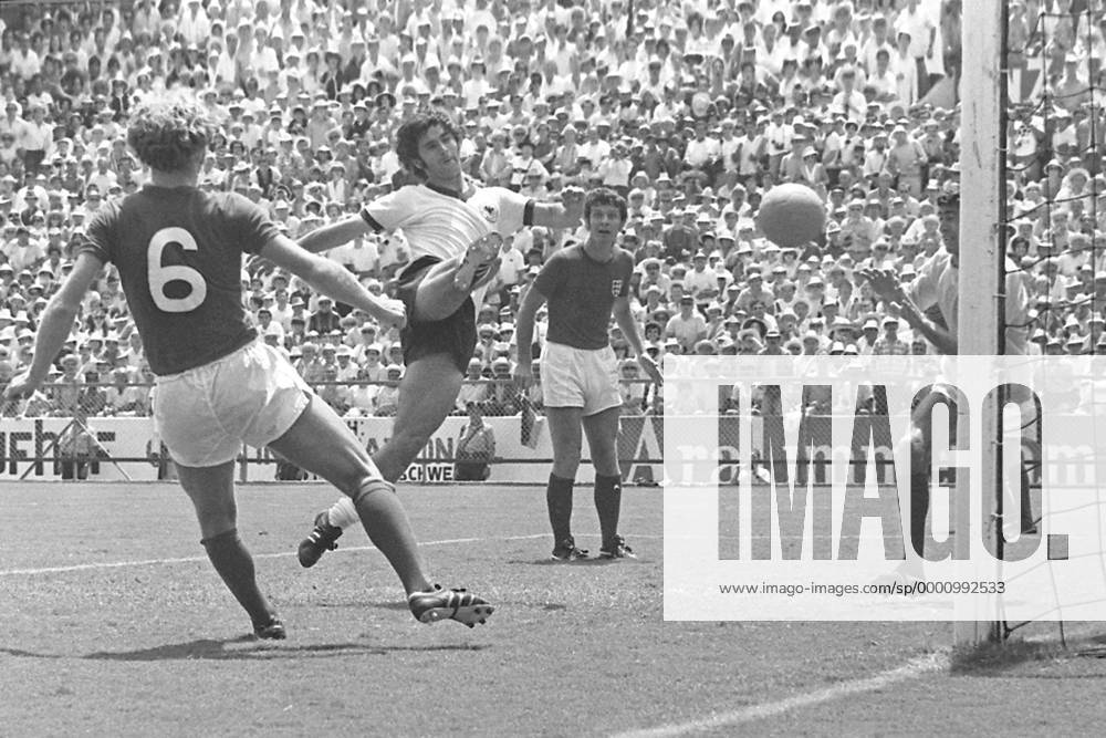 Gerd Müller (BR Deutschland) zieht ab und trifft zum 3:2 Endstand Fußball WM Herren Weltmeisterschaft 1970, Viertelfinale, Länderspiel, Nationalmannschaft, Nationalteam, Nationaltrikot Gruppe Leon Dynamik,