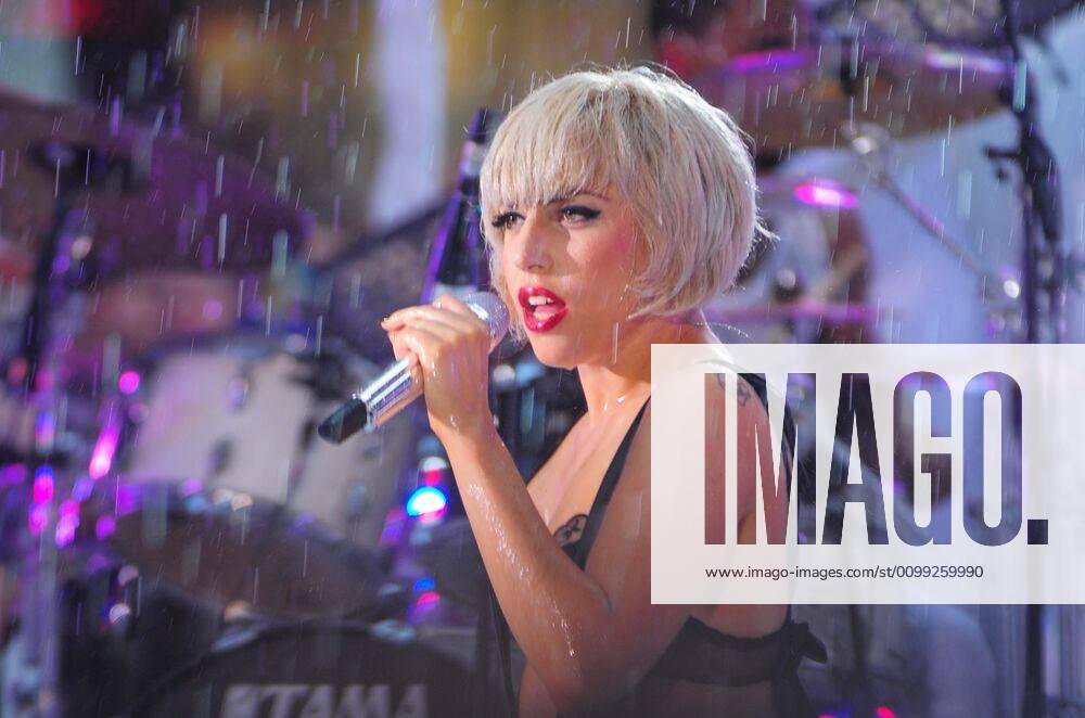 Lady Gaga on stage for NBC Today Show Concert with Lady Gaga, Rockefeller Plaza, New York, NY July 9, 2010. Photo By: Gregorio T. Binuya Everett Collection For usage credit please use; Gregorio T. Binuya Everett Collection !ACHTUNG AUFNAHMEDATUM GESCHÄTZT! PUBLICATIONXNOTxINxCANxCHNxFRAxITAxJPNxNORxPOLxRUSxESPxUKxUSA