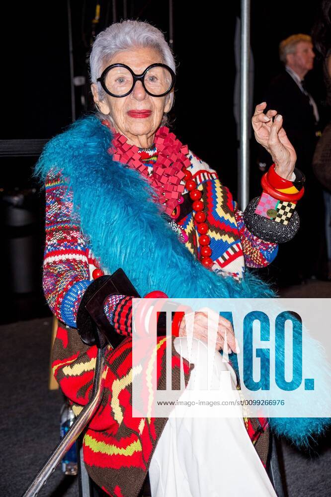 IMAGO ICONS: Iris Apfel Iris Apfel in attendance for DESIGUAL Spring Summer 2016 Fashion Show, The Arc - Skylight At Moynihan Station, New York, NY September 10, 2015. Photo By: Steven Ferdman Everett Collection For usage credit please use; Steven Ferdman Everett Collection !ACHTUNG AUFNAHMEDATUM GESCHÃ„TZT! PUBLICATIONXNOTxINxCANxCHNxFRAxITAxJPNxNORxPOLxRUSxESPxUKxUSA