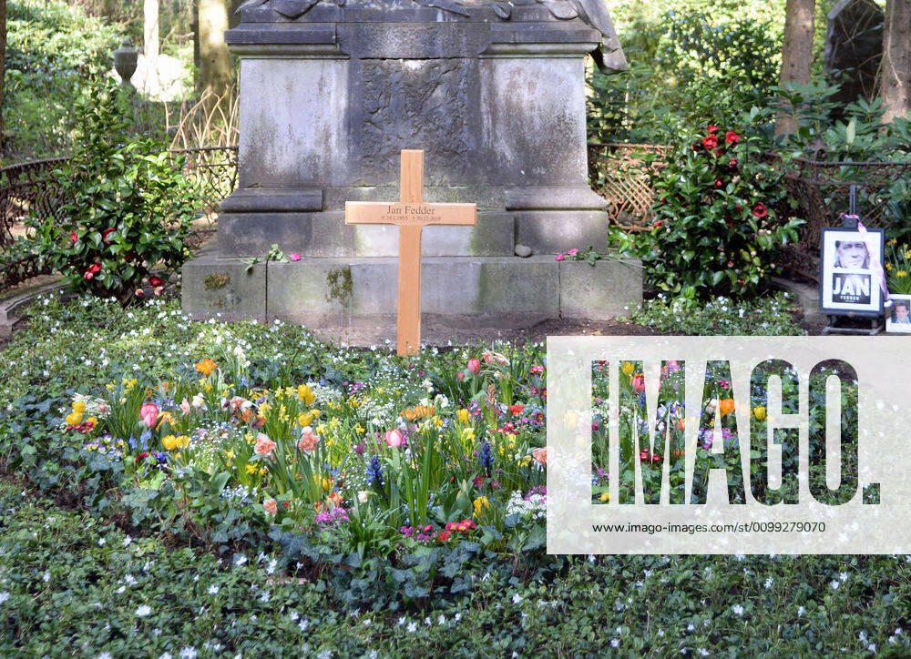 Hamburg, the 11 04 2020 A heart of flowers blossoms on the grave of the folk actor Jan Fedder Fedder, who made history with the series Großstadtrevier and Neues aus Büttenwarder on North German TV, died on 30 12 2019 While the wooden cross is still standing, the long withered funeral wreaths were removed just in time for Easter Jan Fedder A heart of flowers adorns the grave of