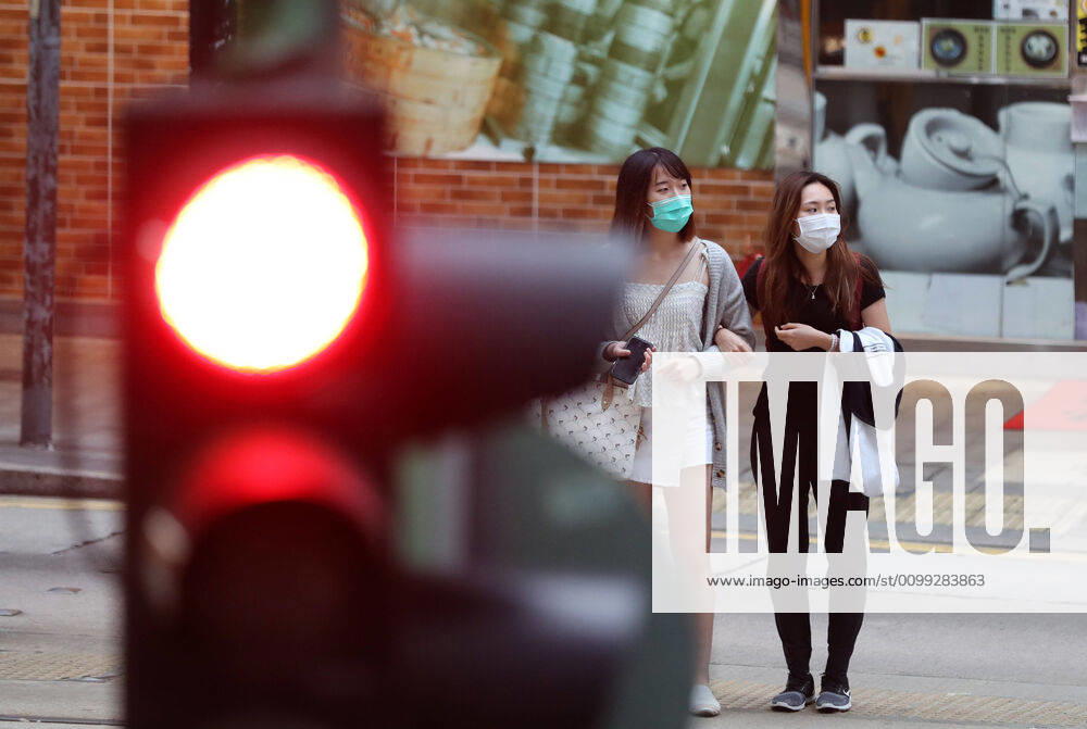 Coronavirus, Eindrücke aus Hongkong (200411) -- HONG KONG, April 11, 2020 -- People wearing masks walk on a street in Hong Kong, south China, April 11, 2020. Hong Kong s Center for Health Protection (CHP) reported on Saturday that 11 COVID-19 cases were confirmed in the past 24 hours, bringing the total infections in the region to 1,000. ) CHINA-HONG KONG-COVID-19-CASE (CN) LixGang
