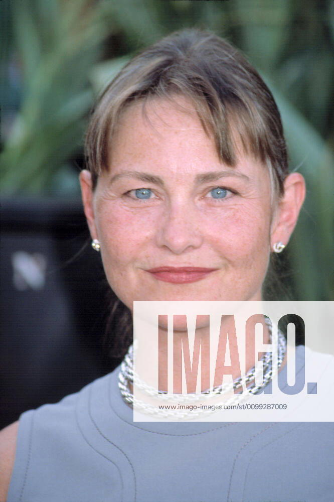 Cherry Jones at premiere of SIGNS, NY 7 29 2002, by CJ Contino For usage credit please use; CJ Contino Everett Collection !ACHTUNG AUFNAHMEDATUM GESCHÃ„TZT! PUBLICATIONXNOTxINxCANxCHNxFRAxITAxJPNxNORxPOLxRUSxESPxUKxUSA