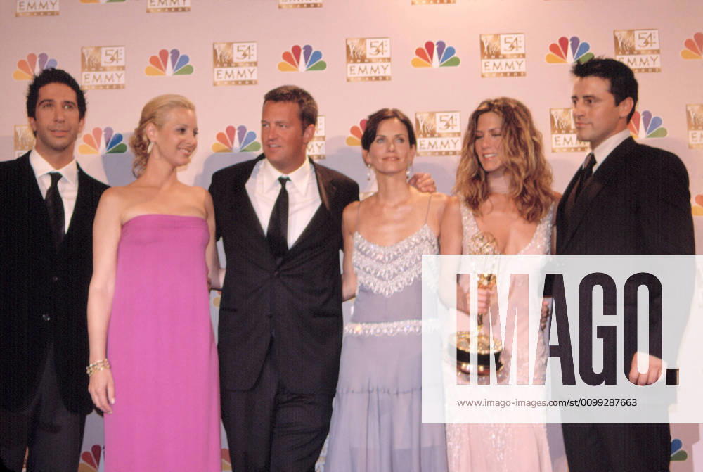Cast of FRIENDS, David Schwimmer, Lisa Kudrow, Matthew Perry, Courteney Cox, Jennifer Aniston, Matt LeBlanc at the EMMY AWARDS, 9 22 2002, LA, CA, by Robert Hepler. For usage credit please use; Robert Hepler Everett Collection !ACHTUNG AUFNAHMEDATUM GESCHÄTZT! PUBLICATIONXNOTxINxCANxCHNxFRAxITAxJPNxNORxPOLxRUSxESPxUKxUSA