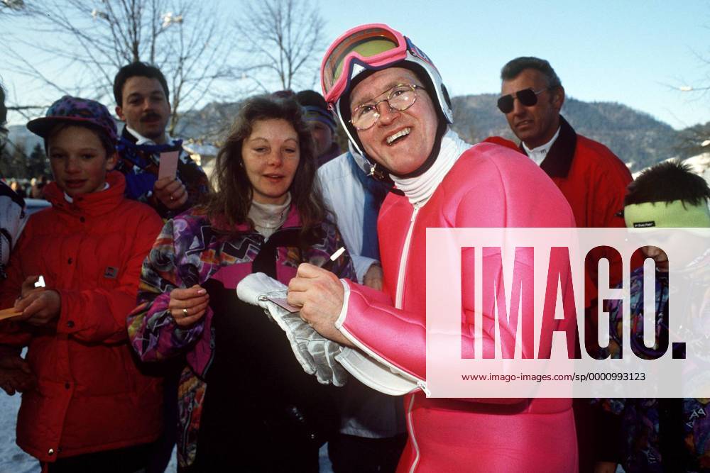 Michael Edwards (Großbritannien) alias Eddie the eagle gibt gut gelaunt Autogramme Skispringen Herren Weltcup 1993 1994, Welt-Cup, Worldcup, World, WC, Ski Nordisch, Nordischer Skisport, Skisprung Gruppe Oberstdorf