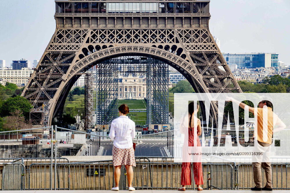 Coronavirus in Frankreich, Eindrücke vom Eiffelturm in Paris April 11, 2020, Paris, France: People watch the Eiffel Tower amid coronavirus lockdown in Paris..France has confirmed 129,654 coronavirus cases, 13,832 deaths and 26,391 recovered cases. Paris France - ZUMAs197 20200411_zaa_s197_188