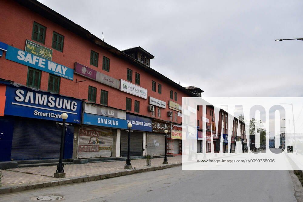 Srinagar, Jammu & Kashmir, India: View of closed shops during a nationwide lockdown imposed to prevent the spread of coronavirus in Srinagar..Jammu and Kashmir has confirmed 235 coronavirus cases, 4 deaths and 6 recovered cases. Srinagar India - ZUMAs197 20200413_zaa_s197_024
