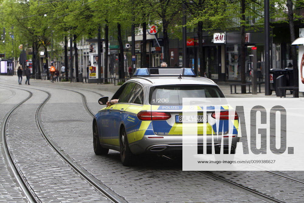 On the occasion of the Corona crisis, a police patrol of the Baden Württemberg state police checks the observance of the contact prohibitions and minimum distances on the Planken shopping street and pedestrian zone in the city centre of Stuttgart, Baden Württemberg, Bavaria, Germany