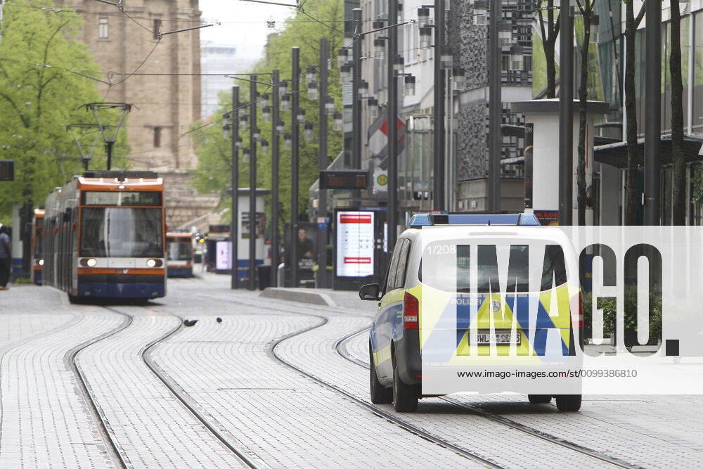 On the occasion of the Corona crisis, a police patrol of the Baden Württemberg state police checks the observance of the contact prohibitions and minimum distances on the Planken shopping street and pedestrian zone in the city centre of Stuttgart, Baden Württemberg, Bavaria, Germany