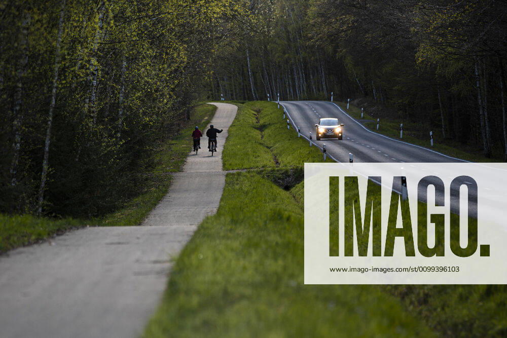 A cyclist greets a car driver who honks his headlights in Diehsa, 14 04 2020 Diehsa Germany