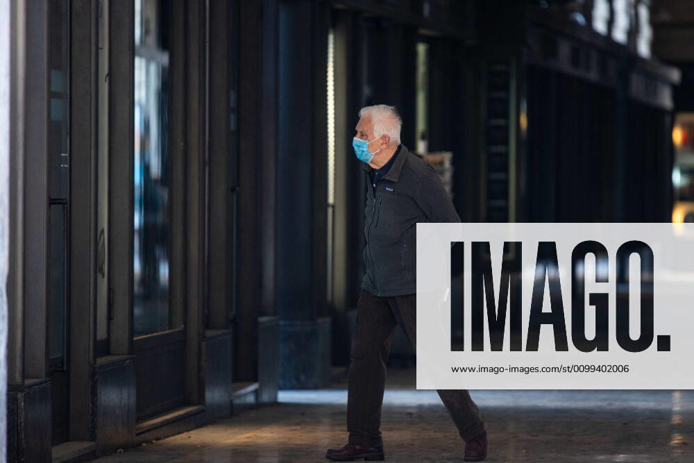 Italy: Turin lockdown 14th April 2020 People wear a safety mask in Piazza Castello in a deserted Turin on April 14, 2020 in Italy, during the country s lockdown aimed at curbing the spread of the COVID-19 infection, caused by the novel coronavirus. Turin Piedmont Turin Italy