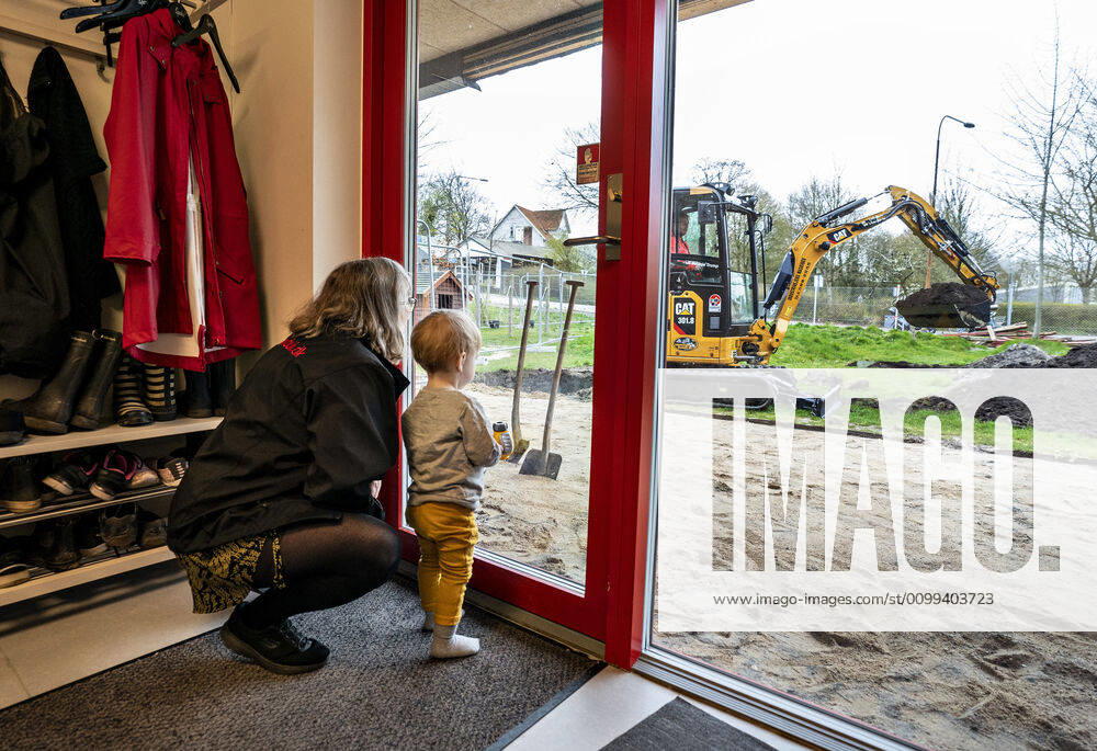 The nursery DUI in Aalborg opens again for the institutions children, Wednesday morning, April 15, 2020 The nursery is expanding, providing entertainment due to the corona crisis, the nursery has been closed, and after the nursery has been transformed indoors and outdoors, the children and adults can educators keep distance and wash hands, Aalborg Jutland Denmark,