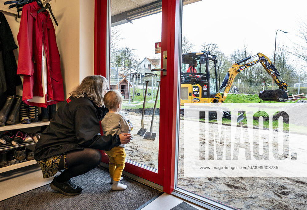 The nursery DUI in Aalborg opens again for the institutions children, Wednesday morning, April 15, 2020 The nursery is expanding, providing entertainment due to the corona crisis, the nursery has been closed, and after the nursery has been transformed indoors and outdoors, the children and adults can educators keep distance and wash hands, Aalborg Jutland Denmark,