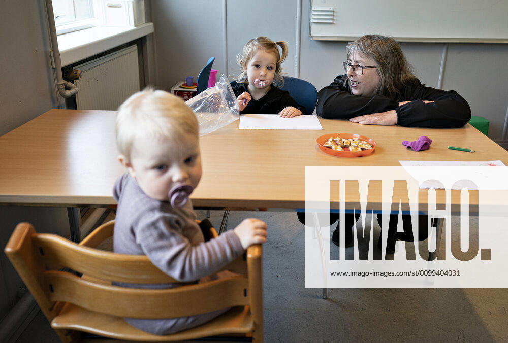 The crèche DUI in Aalborg opens again for the institutions children, Wednesday morning, April 15, 2020 Here is the crèche manager Helle Christensen with the first children who were present because of the corona crisis, the crèche has been closed and after the crèche has been redone inside and outside can the children and the adult educators keep their distance and wash their hands, Aalborg Jutland,