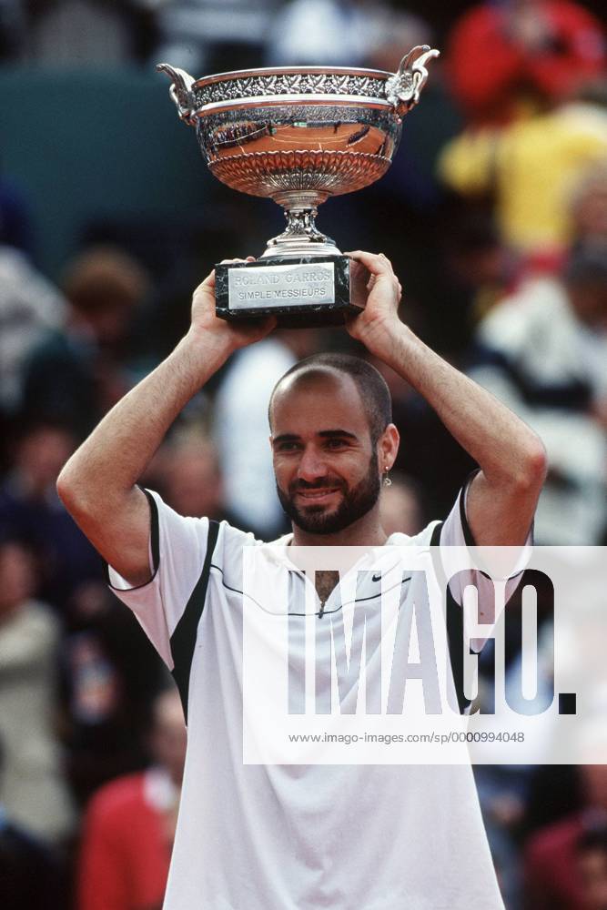 French Open Sieger Andre Agassi (USA) stemmt den Pokal Tennis Herren French Open 1999, Grand Slam, Vdia Einzelbild Paris Freude,