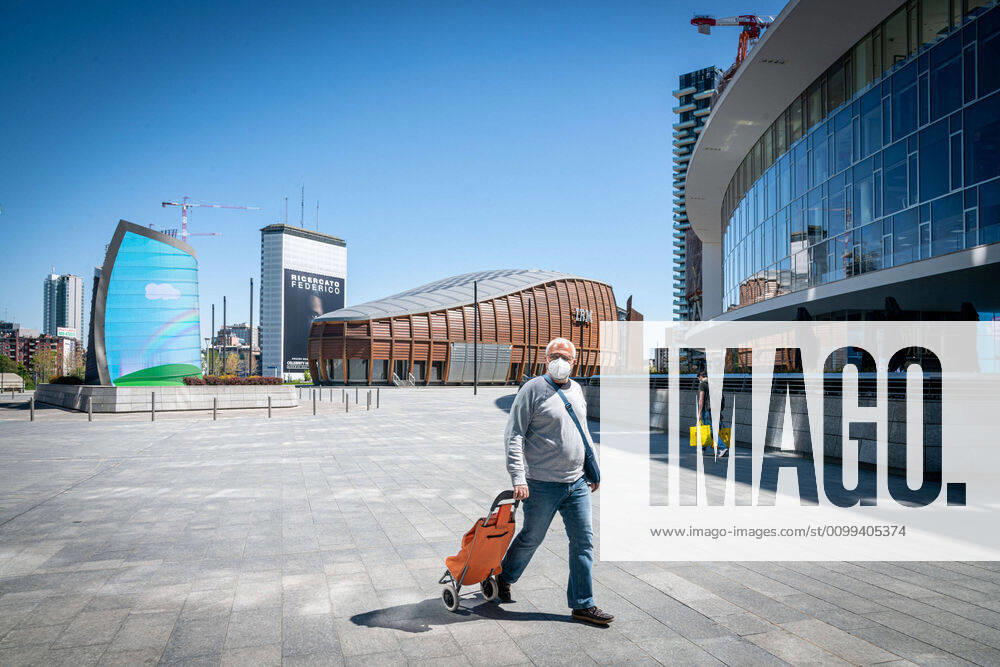 Milan - Daily life in the time of the Coronavirus. A man with shopping cart and mask in piazza gae aulenti deserted (Marco Passaro Fotogramma, Milan - 2020-04-15) p.s. la foto e utilizzabile nel rispetto del contesto in cui e stata scattata, e senza intento diffamatorio del decoro delle persone rappresentate