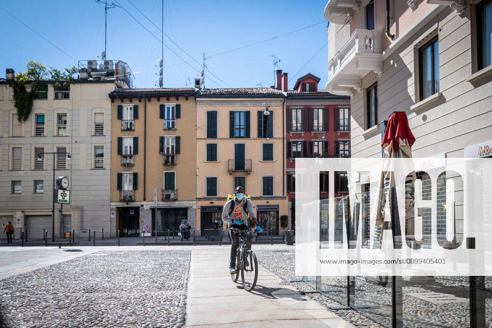 Milan - Daily life in the time of the Coronavirus. A rider (Marco Passaro Fotogramma, Milan - 2020-04-15) p.s. la foto e utilizzabile nel rispetto del contesto in cui e stata scattata, e senza intento diffamatorio del decoro delle persone rappresentate