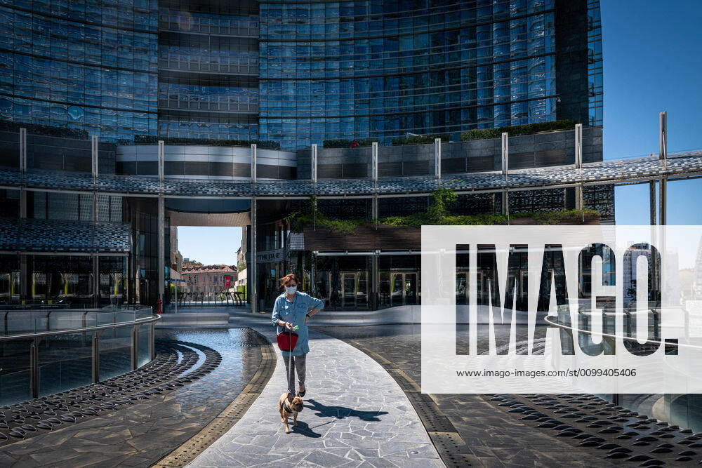 Milan - Daily life in the time of the Coronavirus. Piazza Gae Aulenti a woman with a dog (Marco Passaro Fotogramma, Milan - 2020-04-15) p.s. la foto e utilizzabile nel rispetto del contesto in cui e stata scattata, e senza intento diffamatorio del decoro delle persone rappresentate