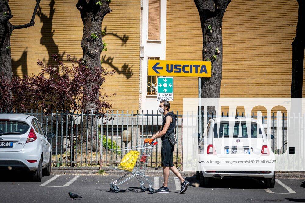 Milan - Daily life in the time of the Coronavirus. Queue at the Esselunga in via Mac Mahon (Marco Passaro Fotogramma, Milan - 2020-04-15) p.s. la foto e utilizzabile nel rispetto del contesto in cui e stata scattata, e senza intento diffamatorio del decoro delle persone rappresentate