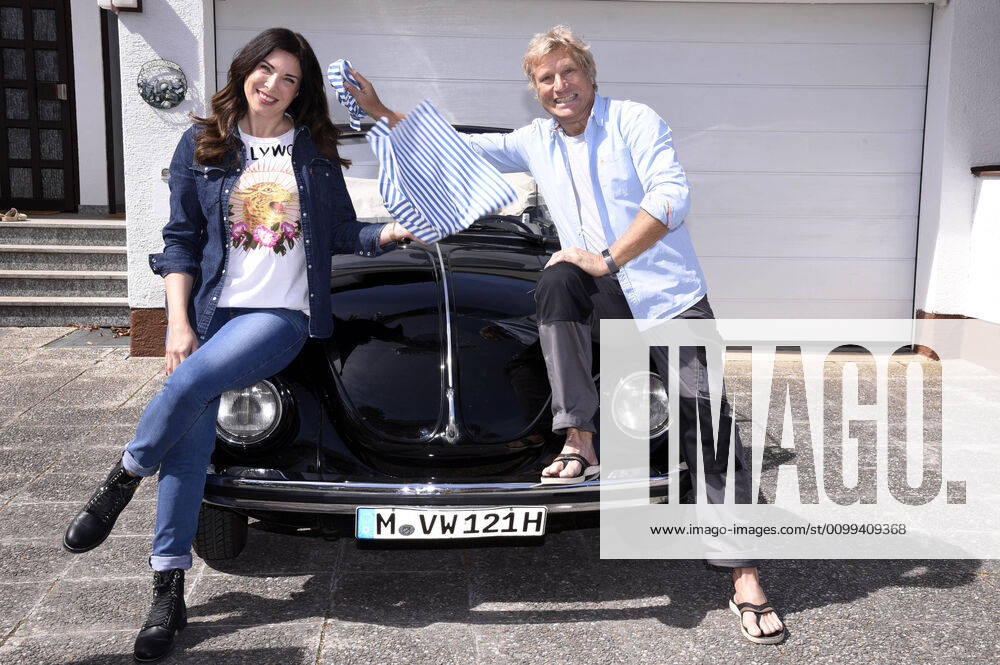 Alexandra Polzin with her husband Gerhard Leinauer at an exclusive photo session while cleaning her wedding car, an old VW Beetle, in the garage entrance of her house Munich, 15 04 2020 Foto:xS.xFuturexImage