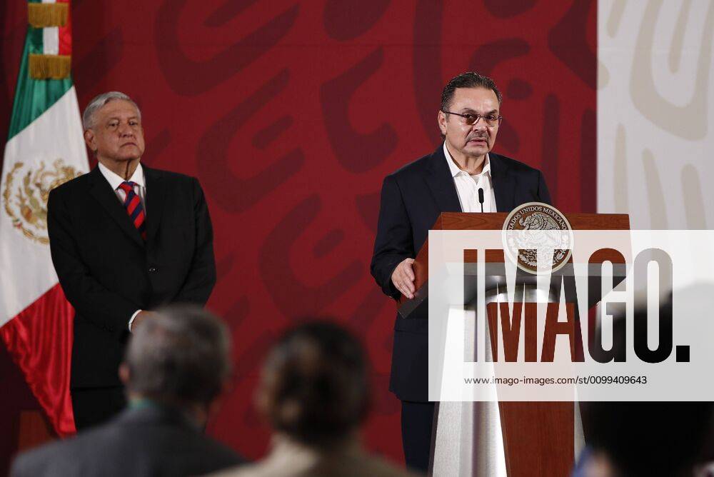 The head of Petroleos Mexicanos (Pemex), Octavio Romero, together with the President of Mexico, Andres Manuel Lopez Obrador (L), offers a morning press conference this Wednesday, at the National Palace in Mexico City, Mexico 15 April 2020. Mexico, which pledged to OPEC + to cut its oil production by 100,000 barrels per day, will recover its usual volume in July when the rest of the alliance members loosen up a bit in their restrictive measures. Mexico to resume normal oil production in july despite OPEC+ !ACHTUNG: NUR REDAKTIONELLE NUTZUNG!
