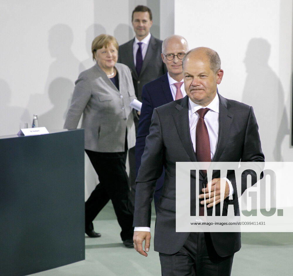 Chancellor Angela Merkel, CDU, the First Mayor of Hamburg, Peter Tschentscher, SPD, Federal Minister of Finance Olaf Scholz, SPD, gave a press briefing after a video conference of the Federal Government with the State Premiers, in connection with the corona virus Berlin, 15 04 2020 Berlin Germany