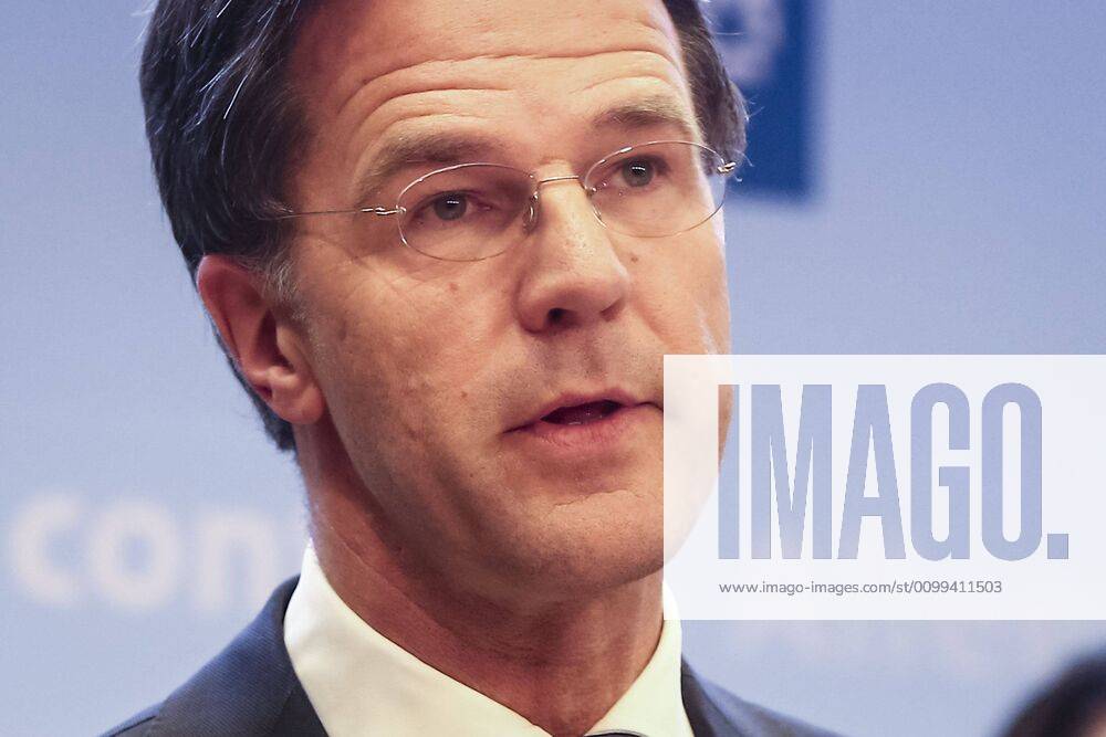 , Dutchnews,Press conference about the coronavirus in The Netherlands. Minister President minister Algemene Zaken Mark Rutte and Viceminister President en Minister van Volksgezondheid, Welzijn en Sport Hugo de Jonge. Translator Irma Sluis. Press conference about the coronavirus x7821480x
