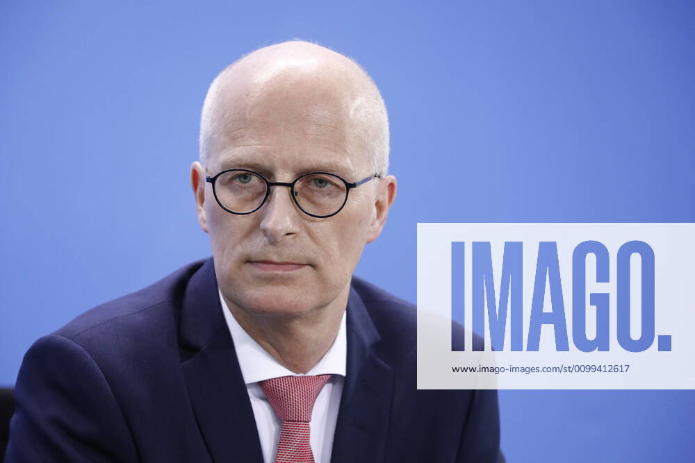 Peter Tschentscher, First Mayor of the Free and Hanseatic City of Hamburg, Germany, Berlin, Federal Chancellery, press conference by Chancellor Merkel following the discussion with the heads of government of the Länder in connection with the corona virus