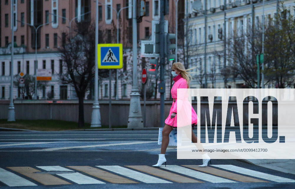 A woman crosses the road on Gogolevsky Boulevard. Since 30 March 2020, Moscow has been on lockdown. Earlier, the Russian government announced a paid period off work for employed people and school holidays, which are expected to last till the end of April. As of 15 April 2020, Russia has reported more 24,500 confirmed cases of the novel coronavirus infection, with more than 14,800 confirmed cases in Moscow. Valery Sharifulin TASS TS0D5E90